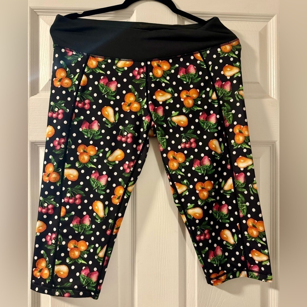 Betsey Johnson Performance Workout Capri Pants Size Large Fruity Polka-dot